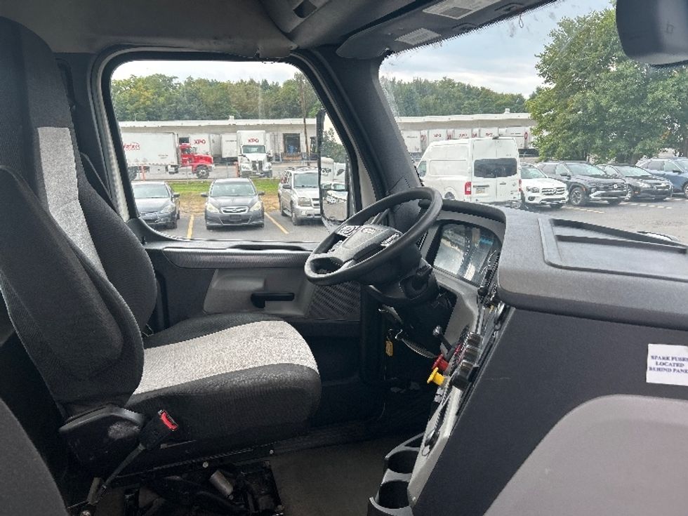 Day Cab Tractor-Heavy Duty Tractors-Freightliner-2020-T12642ST-Wilkes Barre-PA-457,540\n\t\tmiles-$ 39,000 - Image 14