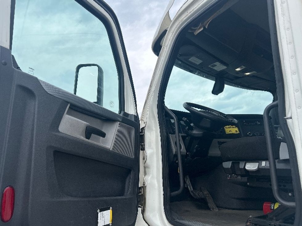 Day Cab Tractor-Heavy Duty Tractors-Freightliner-2020-T12642ST-Wilkes Barre-PA-457,540\n\t\tmiles-$ 39,000 - Image 9