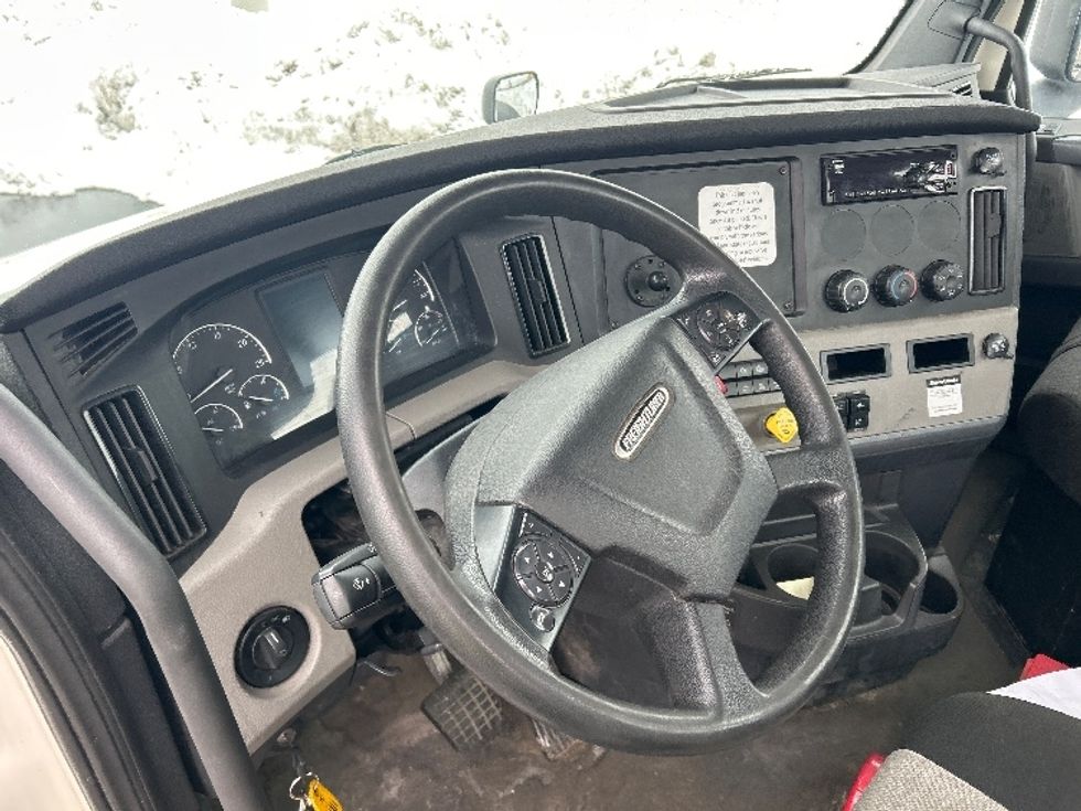 Day Cab Tractor-Heavy Duty Tractors-Freightliner-2020-T12642ST-Windsor-WI-134,383\n\t\tmiles-$ 45,000 - Image 10