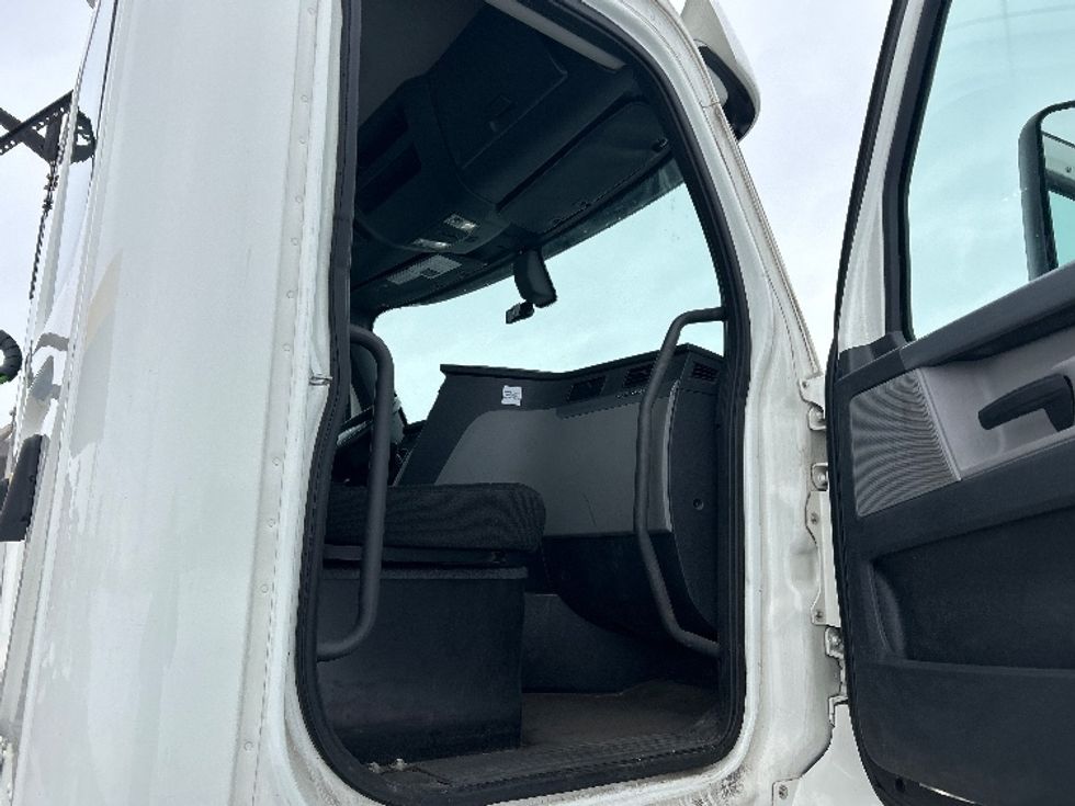 Day Cab Tractor-Heavy Duty Tractors-Freightliner-2020-T12642ST-Windsor-WI-134,383\n\t\tmiles-$ 45,000 - Image 12