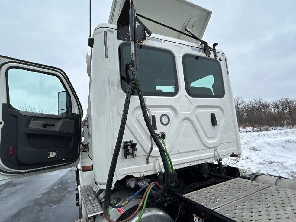 Day Cab Tractor-Heavy Duty Tractors-Freightliner-2020-T12642ST-Windsor-WI-134,383\n\t\tmiles-$ 45,000 - Image 18