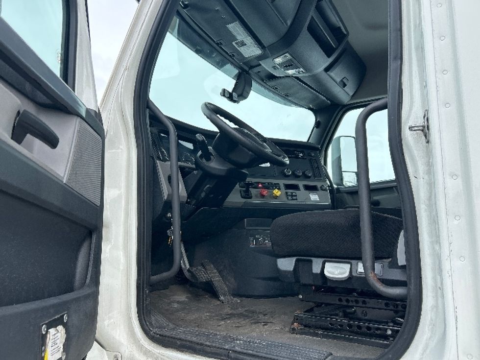 Day Cab Tractor-Heavy Duty Tractors-Freightliner-2020-T12642ST-Windsor-WI-134,383\n\t\tmiles-$ 45,000 - Image 9