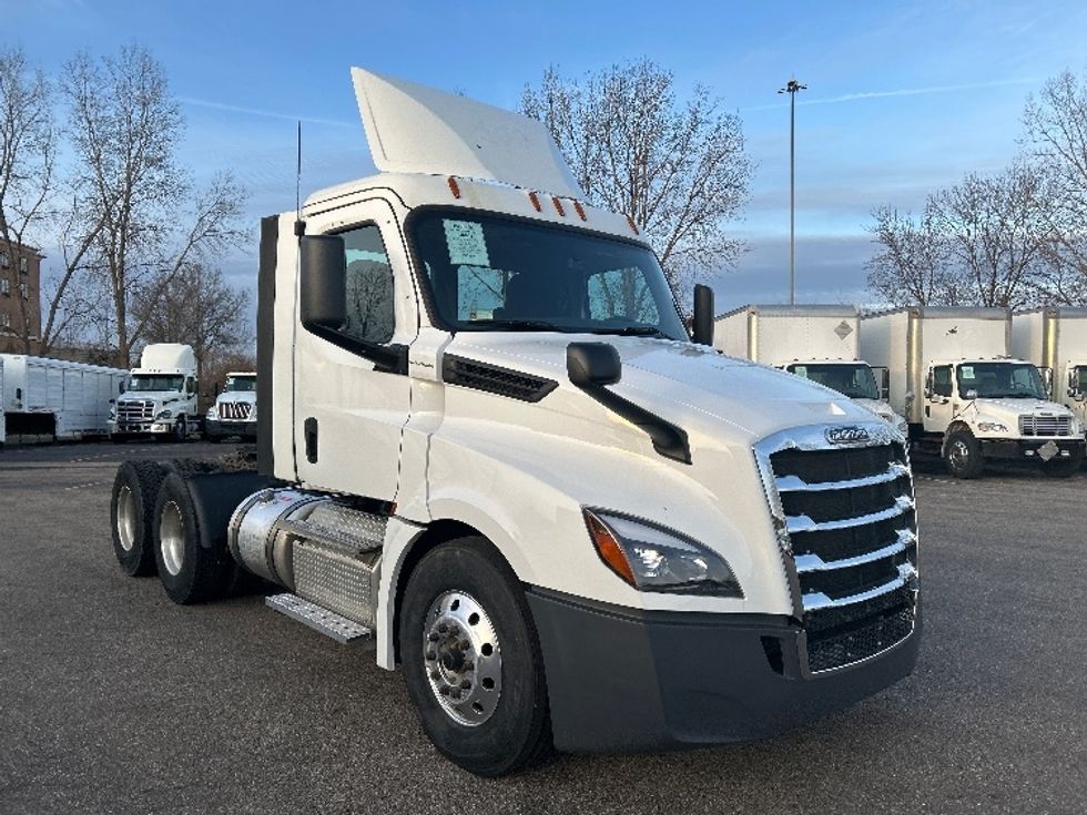 Day Cab Tractor-Heavy Duty Tractors-Freightliner-2020-T12664ST-Akron-OH-439,380\n\t\tmiles-$ 50,500 - Image 1