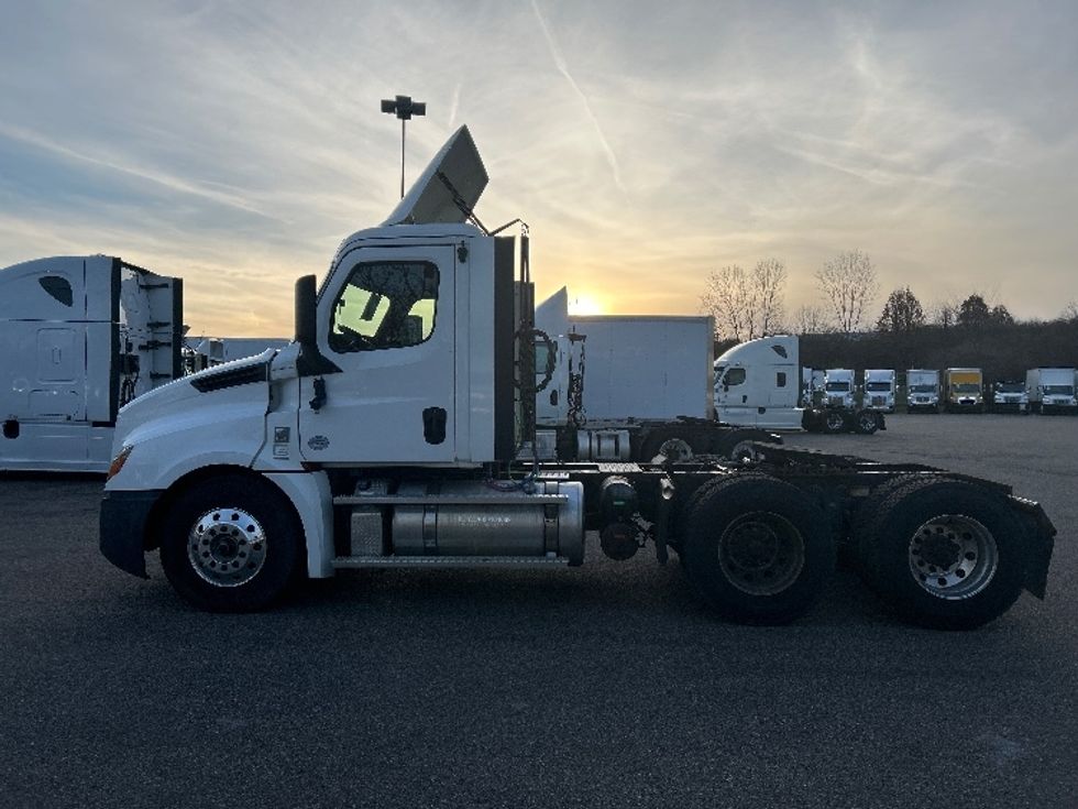 Day Cab Tractor-Heavy Duty Tractors-Freightliner-2020-T12664ST-Akron-OH-439,380\n\t\tmiles-$ 50,500 - Image 4