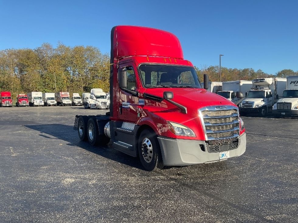 Day Cab Tractor-Heavy Duty Tractors-Freightliner-2020-T12664ST-Akron-OH-609,888\n\t\tmiles-$ 35,250 - Image 1