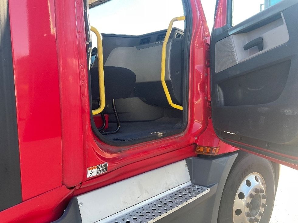 Day Cab Tractor-Heavy Duty Tractors-Freightliner-2020-T12664ST-Akron-OH-609,888\n\t\tmiles-$ 35,250 - Image 12