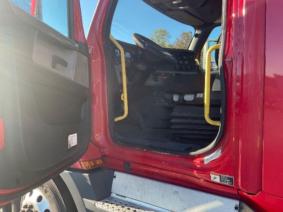 Day Cab Tractor-Heavy Duty Tractors-Freightliner-2020-T12664ST-Akron-OH-609,888\n\t\tmiles-$ 35,250 - Image 9