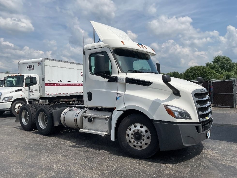 Day Cab Tractor-Heavy Duty Tractors-Freightliner-2020-T12664ST-Akron-OH-654,655\n\t\tmiles-$ 28,500 - Image 1