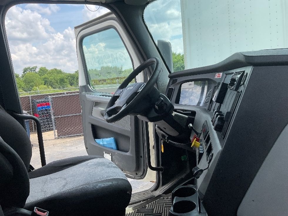 Day Cab Tractor-Heavy Duty Tractors-Freightliner-2020-T12664ST-Akron-OH-654,655\n\t\tmiles-$ 28,500 - Image 14
