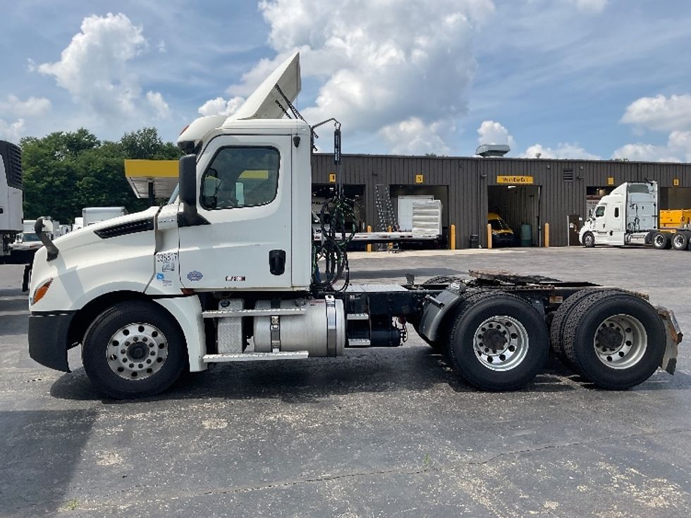 Day Cab Tractor-Heavy Duty Tractors-Freightliner-2020-T12664ST-Akron-OH-654,655\n\t\tmiles-$ 28,500 - Image 4