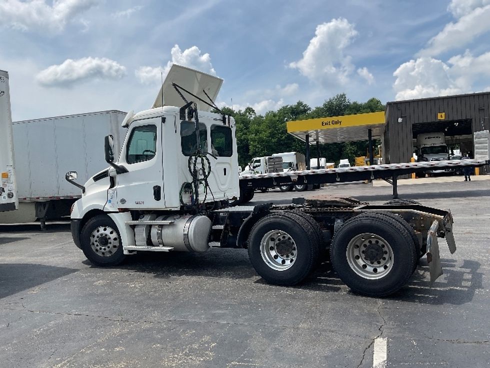 Day Cab Tractor-Heavy Duty Tractors-Freightliner-2020-T12664ST-Akron-OH-654,655\n\t\tmiles-$ 28,500 - Image 5