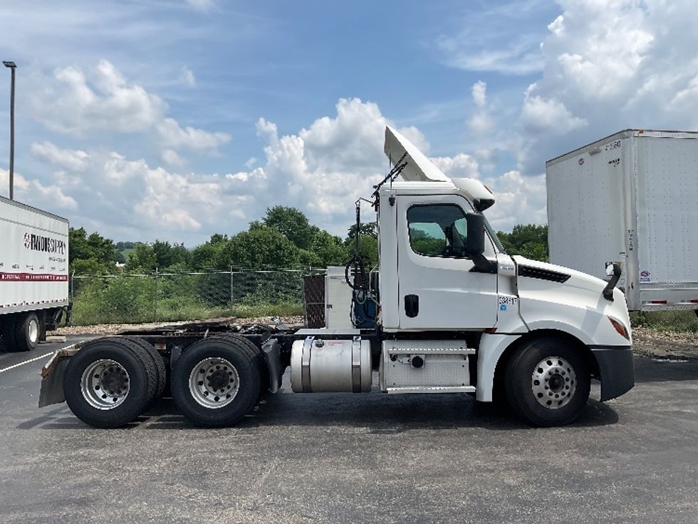 Day Cab Tractor-Heavy Duty Tractors-Freightliner-2020-T12664ST-Akron-OH-654,655\n\t\tmiles-$ 28,500 - Image 8
