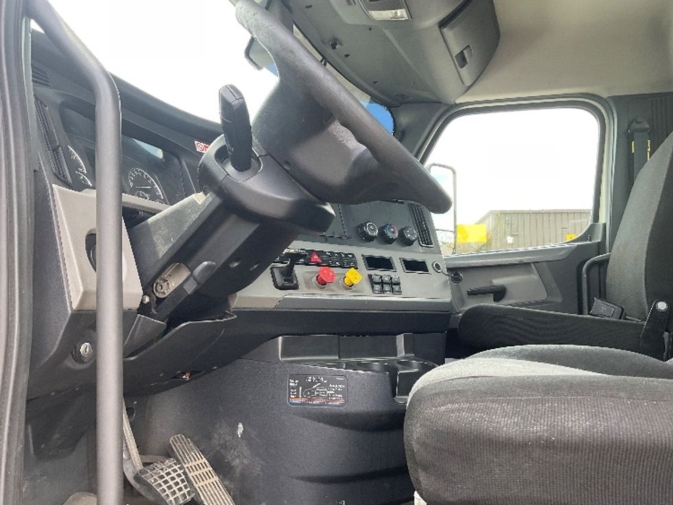 Day Cab Tractor-Heavy Duty Tractors-Freightliner-2020-T12664ST-Akron-OH-654,655\n\t\tmiles-$ 28,500 - Image 9