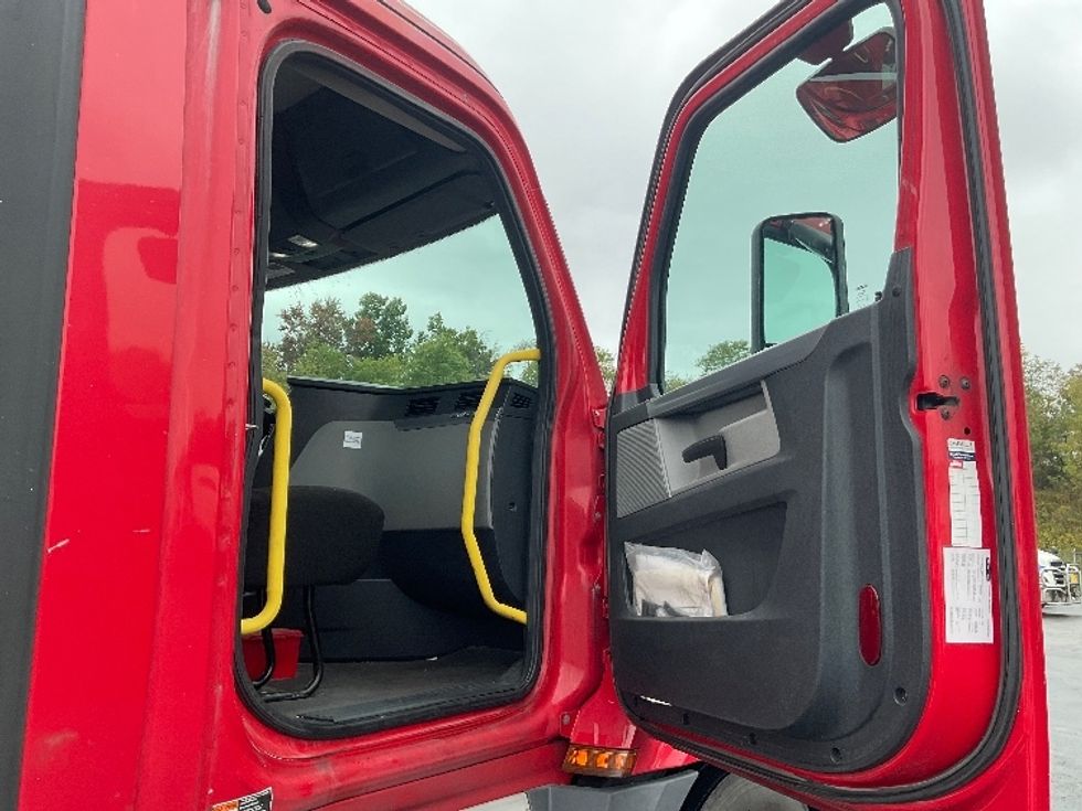 Day Cab Tractor-Heavy Duty Tractors-Freightliner-2020-T12664ST-Akron-OH-656,359\n\t\tmiles-$ 31,250 - Image 12