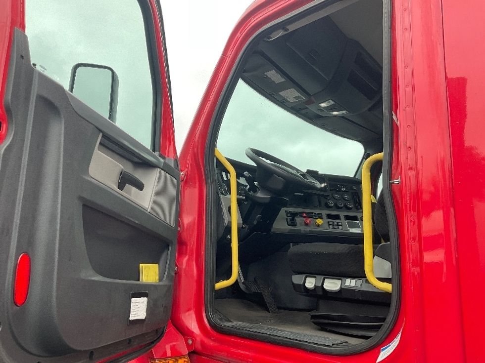 Day Cab Tractor-Heavy Duty Tractors-Freightliner-2020-T12664ST-Akron-OH-656,359\n\t\tmiles-$ 31,250 - Image 9