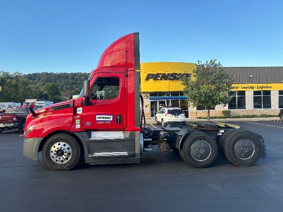 Day Cab Tractor-Heavy Duty Tractors-Freightliner-2020-T12664ST-Akron-OH-659,665\n\t\tmiles-$ 30,000 - Image 4