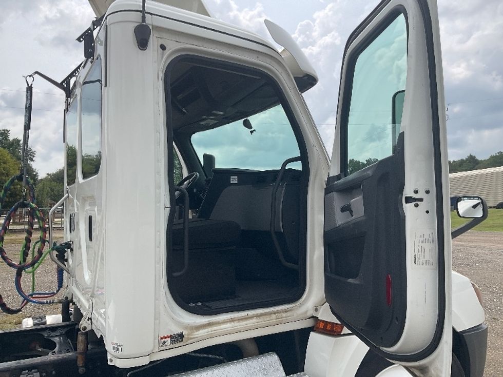 Day Cab Tractor-Heavy Duty Tractors-Freightliner-2020-T12664ST-Albany-GA-365,572\n\t\tmiles-$ 51,000 - Image 12