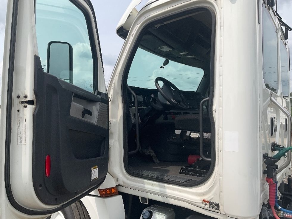 Day Cab Tractor-Heavy Duty Tractors-Freightliner-2020-T12664ST-Albany-GA-365,572\n\t\tmiles-$ 51,000 - Image 9