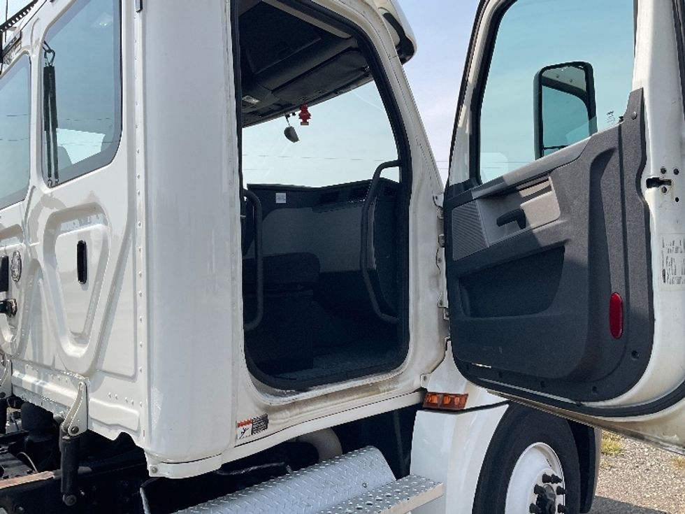 Day Cab Tractor-Heavy Duty Tractors-Freightliner-2020-T12664ST-Albany-GA-458,011\n\t\tmiles-$ 46,000 - Image 11