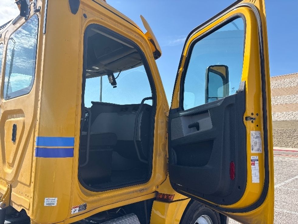 Day Cab Tractor-Heavy Duty Tractors-Freightliner-2020-T12664ST-Albuquerque-NM-383,017\n\t\tmiles-$ 49,000 - Image 12