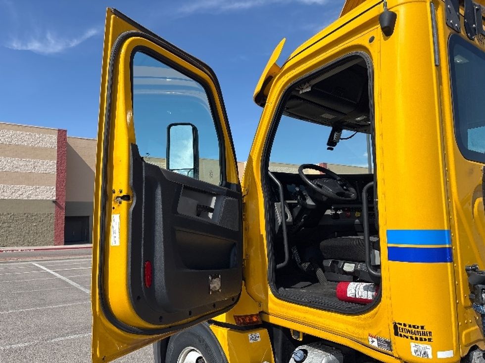 Day Cab Tractor-Heavy Duty Tractors-Freightliner-2020-T12664ST-Albuquerque-NM-383,017\n\t\tmiles-$ 49,000 - Image 9