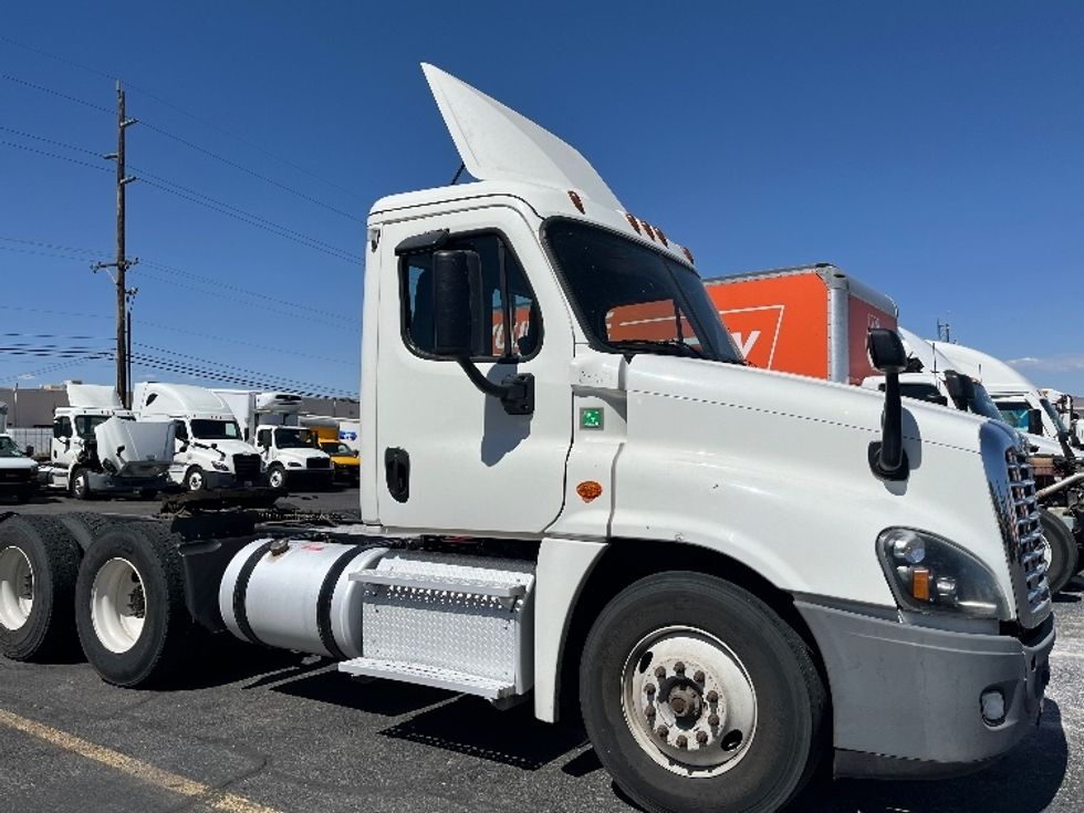 Day Cab Tractor-Heavy Duty Tractors-Freightliner-2020-T12664ST-Albuquerque-NM-902,426\n\t\tmiles-$ 24,750 - Image 1