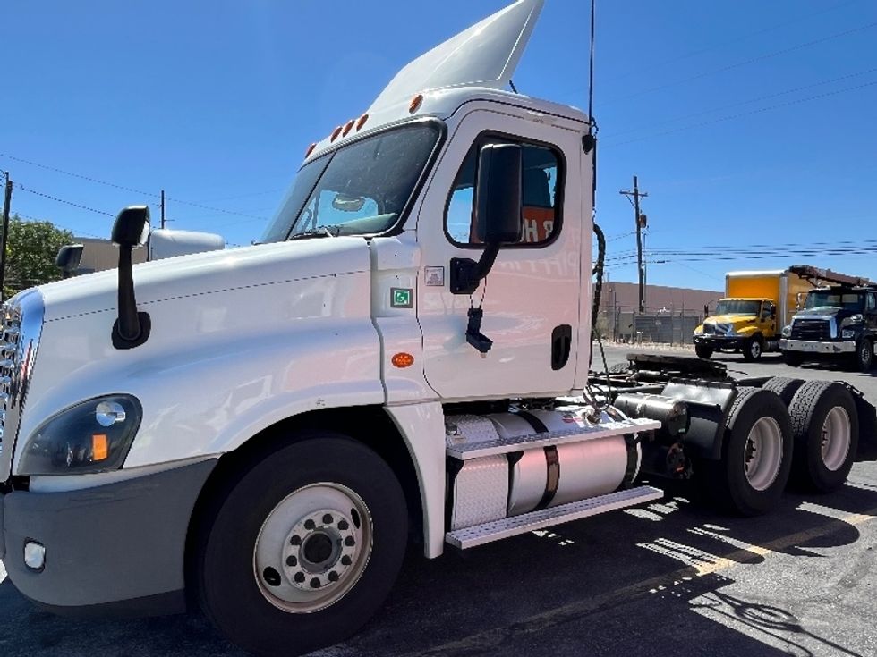 Day Cab Tractor-Heavy Duty Tractors-Freightliner-2020-T12664ST-Albuquerque-NM-902,426\n\t\tmiles-$ 24,750 - Image 3