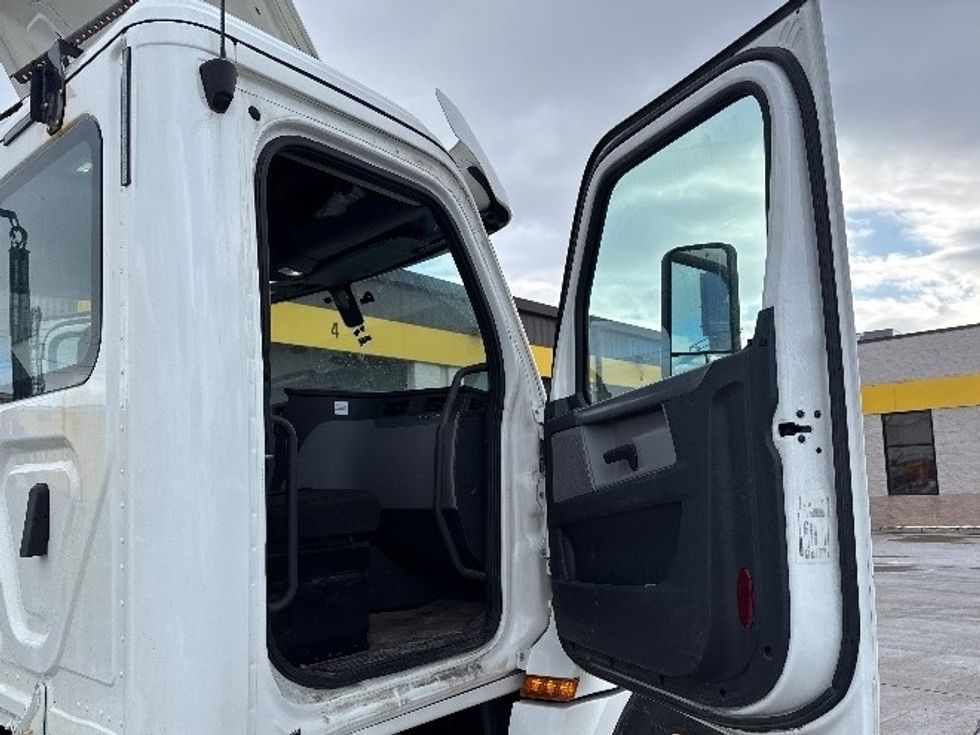 Day Cab Tractor-Heavy Duty Tractors-Freightliner-2020-T12664ST-Allen Park-MI-569,825\n\t\tmiles-$ 34,500 - Image 12