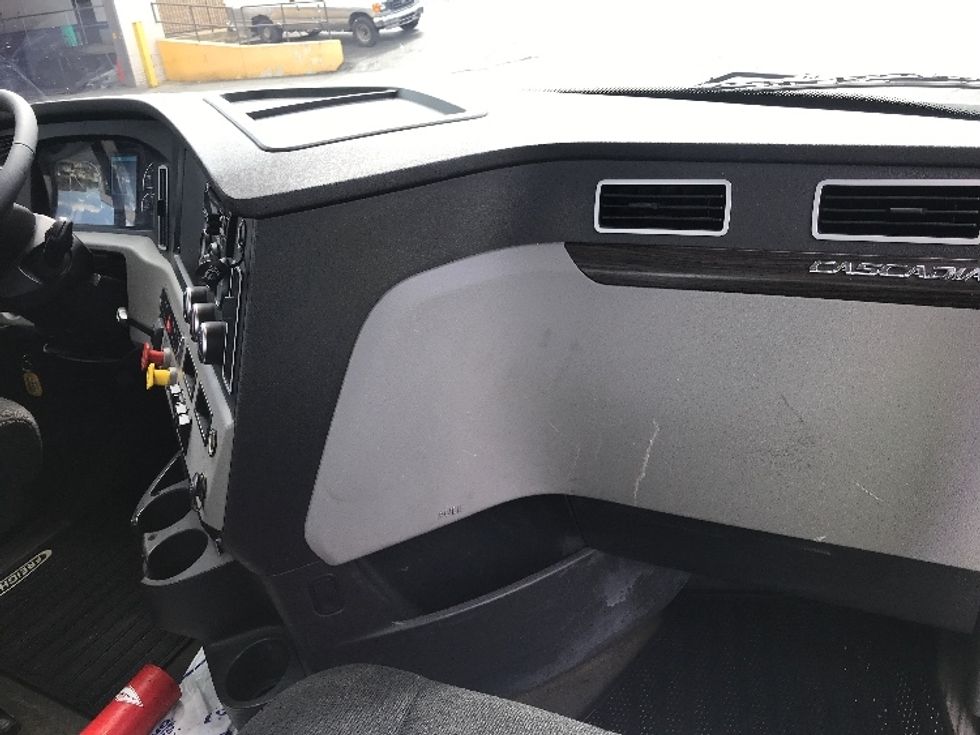 Day Cab Tractor-Heavy Duty Tractors-Freightliner-2020-T12664ST-Allentown-PA-249,309\n\t\tmiles-$ 59,000 - Image 13