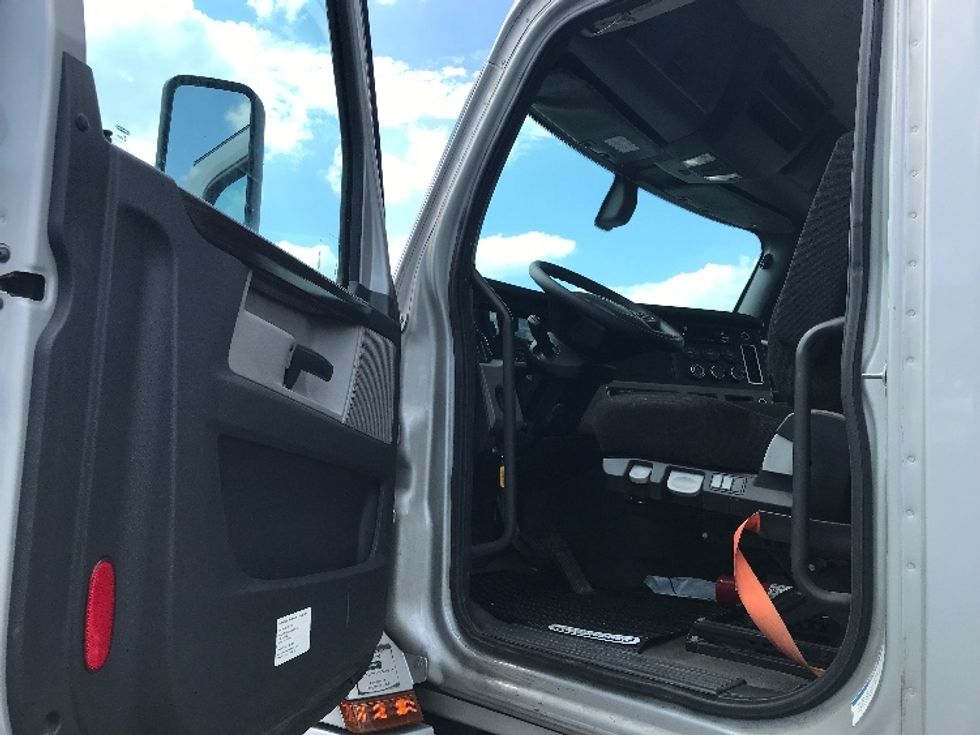 Day Cab Tractor-Heavy Duty Tractors-Freightliner-2020-T12664ST-Allentown-PA-249,309\n\t\tmiles-$ 59,000 - Image 9