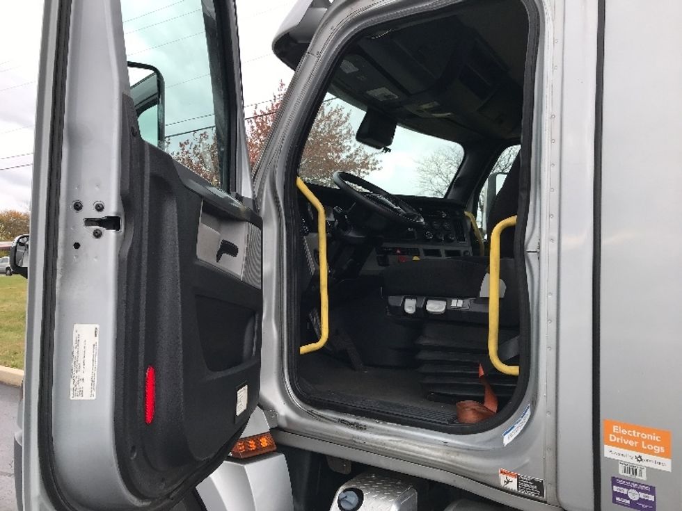 Day Cab Tractor-Heavy Duty Tractors-Freightliner-2020-T12664ST-Allentown-PA-356,630\n\t\tmiles-$ 47,500 - Image 9
