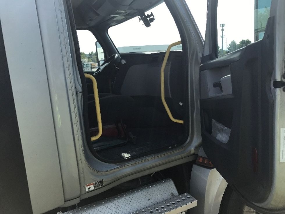Day Cab Tractor-Heavy Duty Tractors-Freightliner-2020-T12664ST-Allentown-PA-377,948\n\t\tmiles-$ 59,500 - Image 12