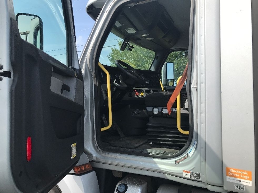 Day Cab Tractor-Heavy Duty Tractors-Freightliner-2020-T12664ST-Allentown-PA-377,948\n\t\tmiles-$ 59,500 - Image 9