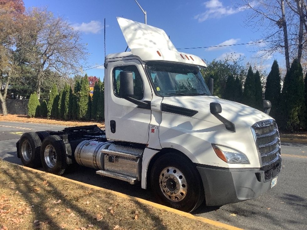 Day Cab Tractor-Heavy Duty Tractors-Freightliner-2020-T12664ST-Allentown-PA-399,060\n\t\tmiles-$ 56,000 - Image 1