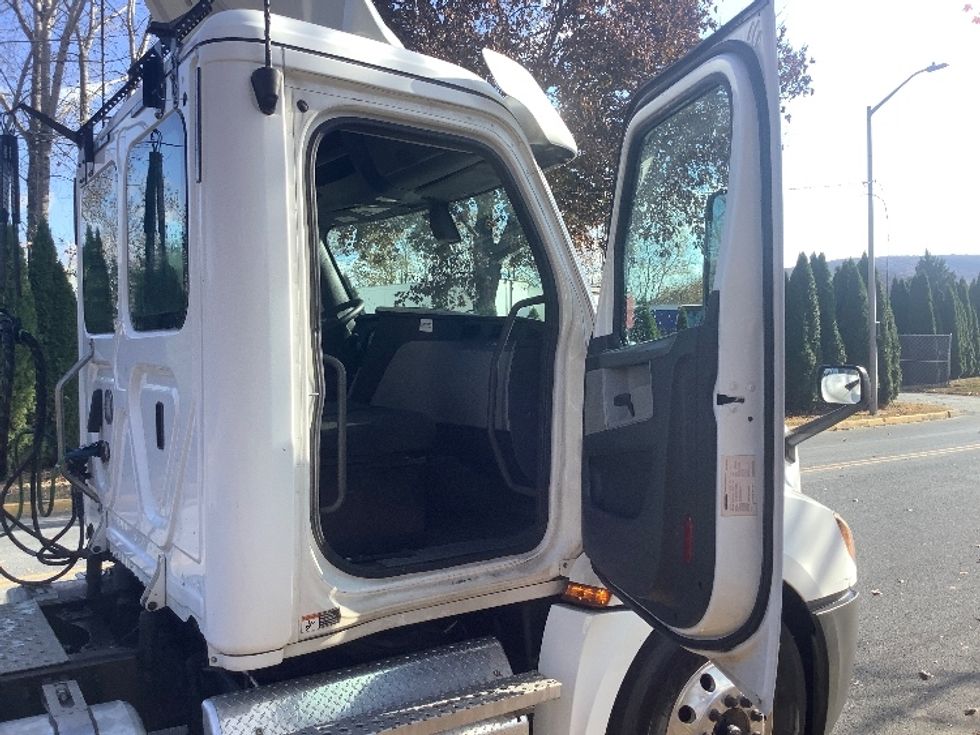 Day Cab Tractor-Heavy Duty Tractors-Freightliner-2020-T12664ST-Allentown-PA-399,060\n\t\tmiles-$ 56,000 - Image 12