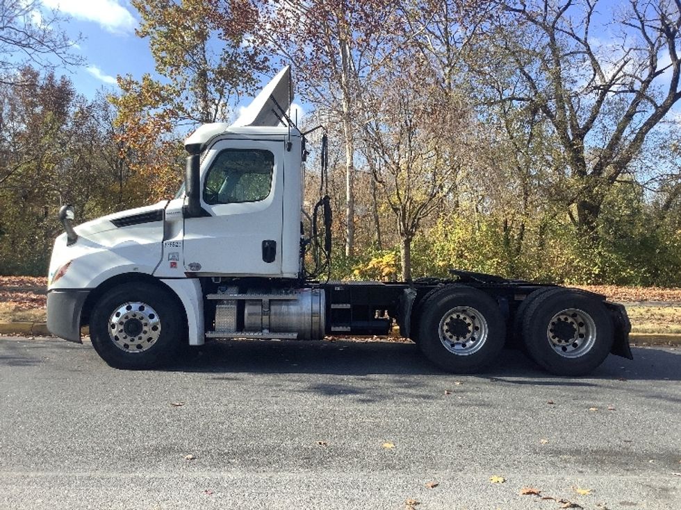 Day Cab Tractor-Heavy Duty Tractors-Freightliner-2020-T12664ST-Allentown-PA-399,060\n\t\tmiles-$ 56,000 - Image 4