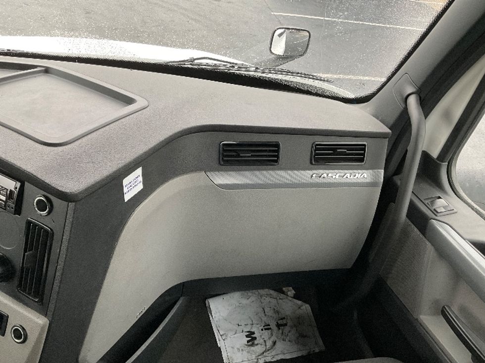 Day Cab Tractor-Heavy Duty Tractors-Freightliner-2020-T12664ST-Allentown-PA-406,758\n\t\tmiles-$ 56,250 - Image 13