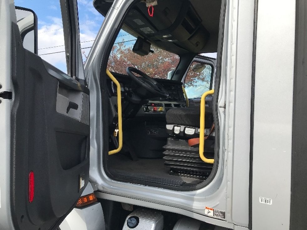 Day Cab Tractor-Heavy Duty Tractors-Freightliner-2020-T12664ST-Allentown-PA-409,372\n\t\tmiles-$ 44,750 - Image 9
