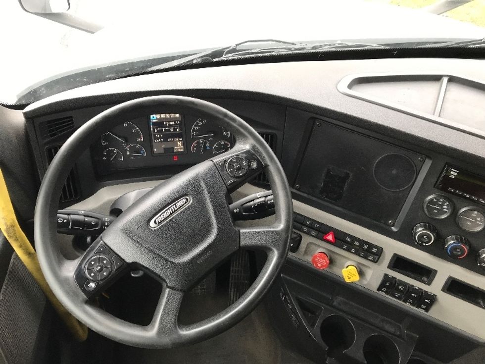 Day Cab Tractor-Heavy Duty Tractors-Freightliner-2020-T12664ST-Allentown-PA-412,780\n\t\tmiles-$ 39,500 - Image 11