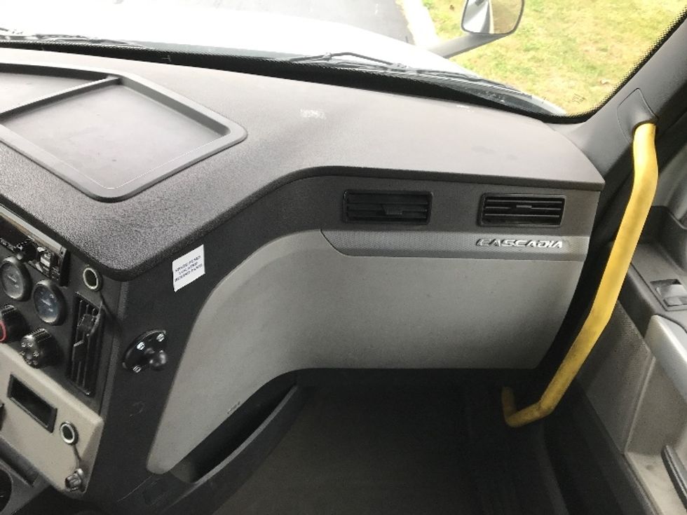 Day Cab Tractor-Heavy Duty Tractors-Freightliner-2020-T12664ST-Allentown-PA-412,780\n\t\tmiles-$ 39,500 - Image 13