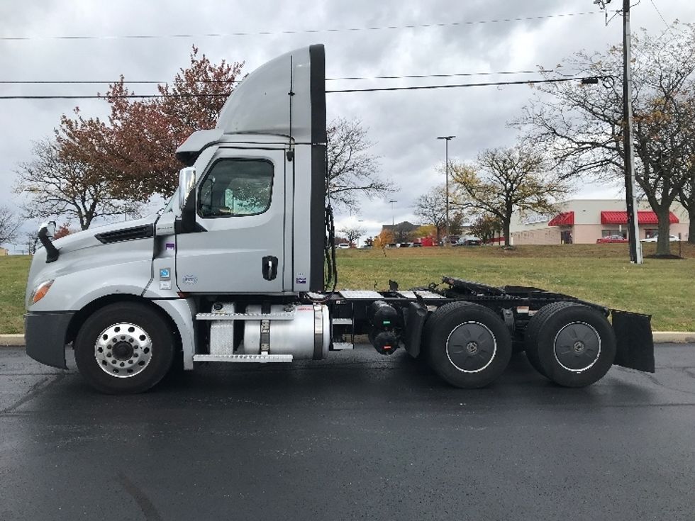 Day Cab Tractor-Heavy Duty Tractors-Freightliner-2020-T12664ST-Allentown-PA-412,780\n\t\tmiles-$ 39,500 - Image 4