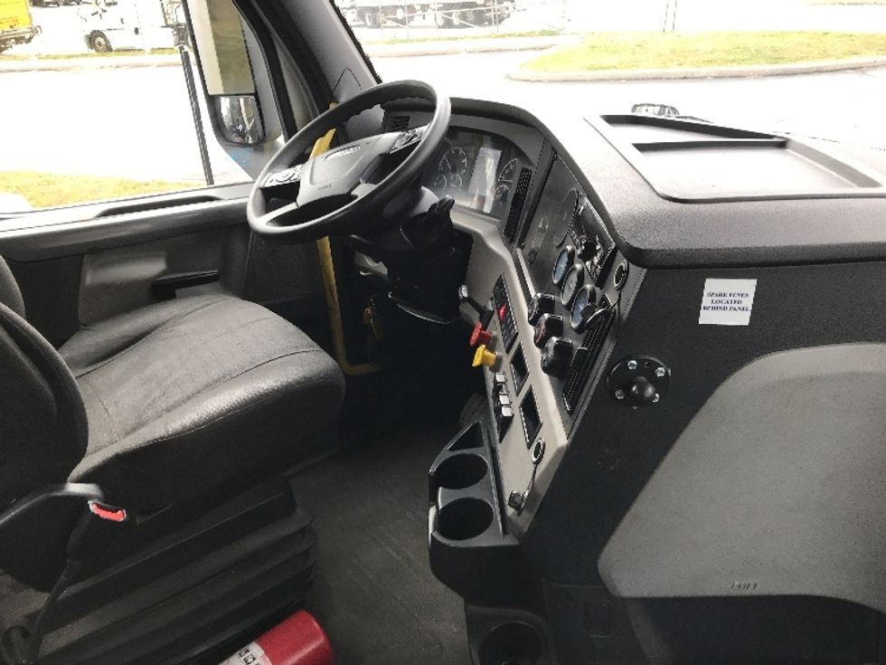 Day Cab Tractor-Heavy Duty Tractors-Freightliner-2020-T12664ST-Allentown-PA-412,780\n\t\tmiles-$ 44,750 - Image 14