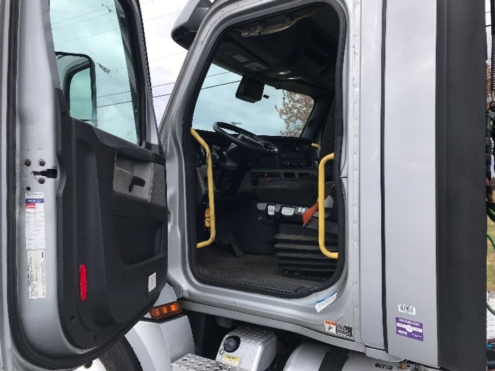 Day Cab Tractor-Heavy Duty Tractors-Freightliner-2020-T12664ST-Allentown-PA-412,780\n\t\tmiles-$ 44,750 - Image 9