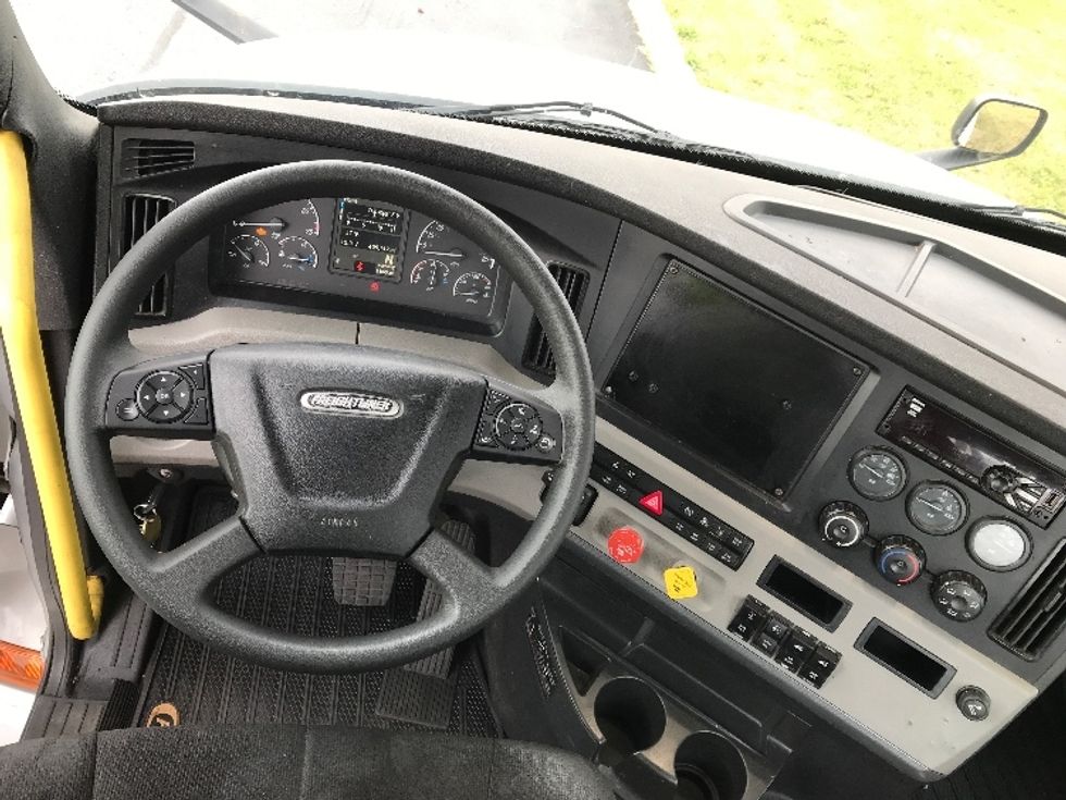 Day Cab Tractor-Heavy Duty Tractors-Freightliner-2020-T12664ST-Allentown-PA-420,158\n\t\tmiles-$ 39,750 - Image 11