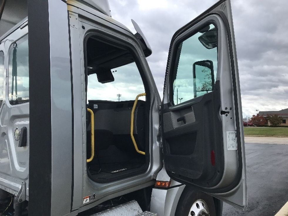 Day Cab Tractor-Heavy Duty Tractors-Freightliner-2020-T12664ST-Allentown-PA-420,158\n\t\tmiles-$ 39,750 - Image 12