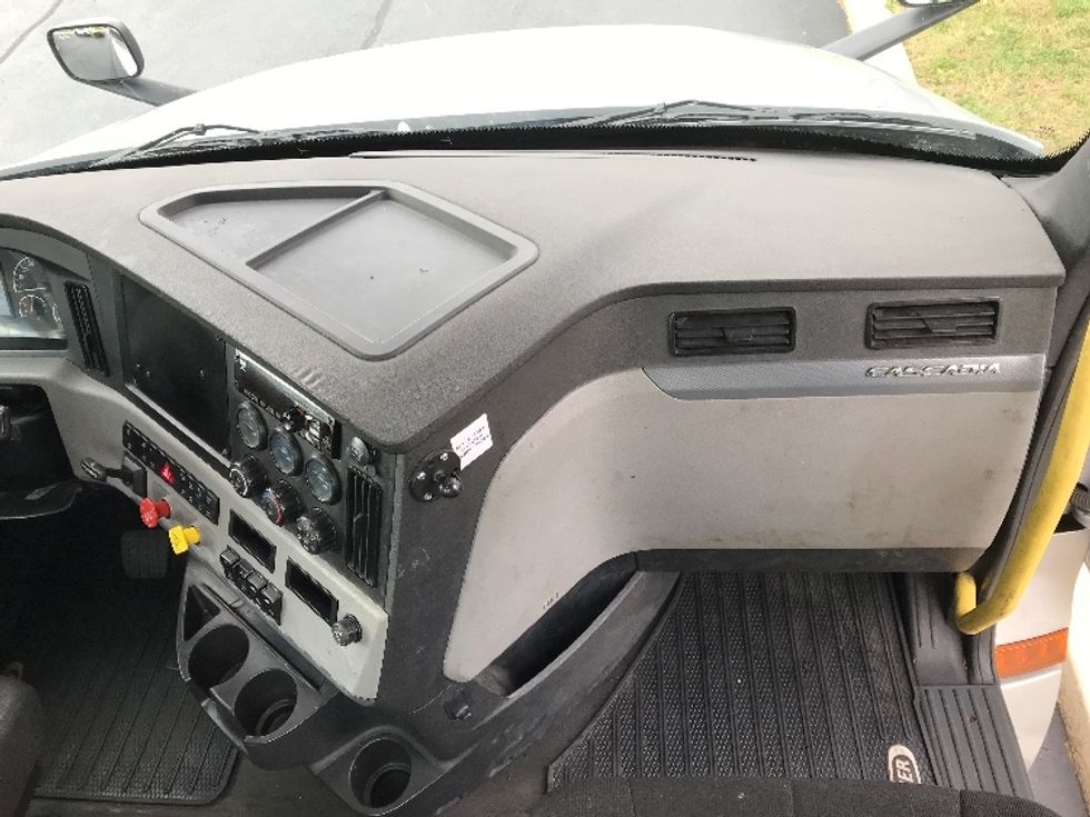 Day Cab Tractor-Heavy Duty Tractors-Freightliner-2020-T12664ST-Allentown-PA-420,158\n\t\tmiles-$ 39,750 - Image 13
