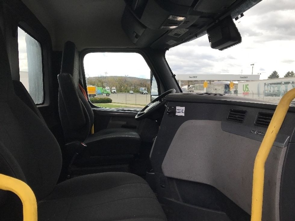 Day Cab Tractor-Heavy Duty Tractors-Freightliner-2020-T12664ST-Allentown-PA-420,158\n\t\tmiles-$ 39,750 - Image 14