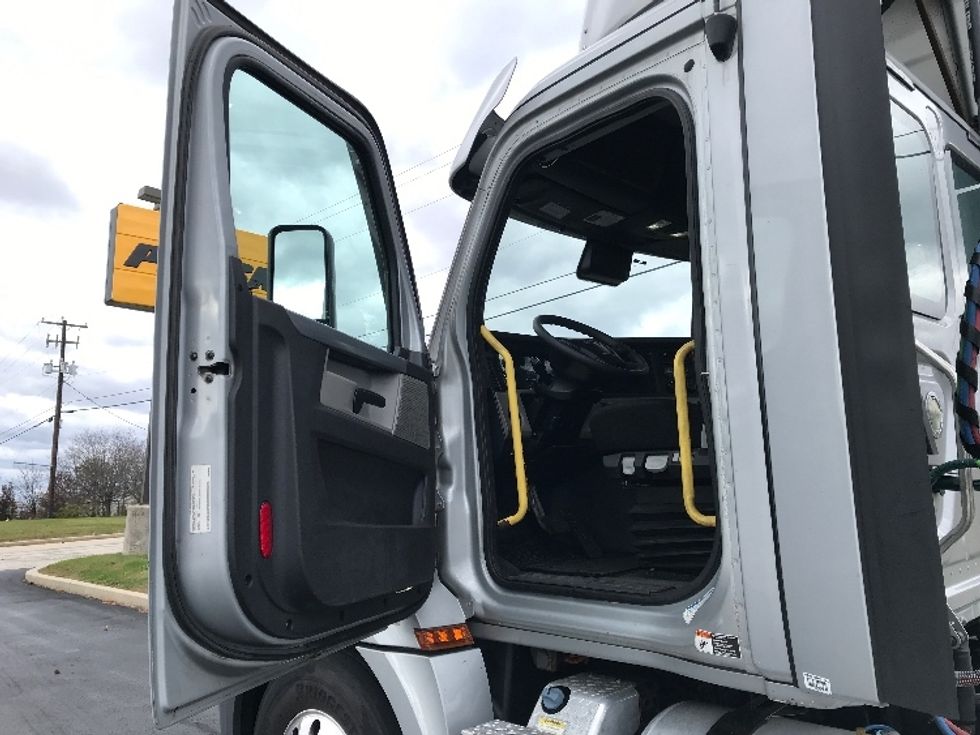 Day Cab Tractor-Heavy Duty Tractors-Freightliner-2020-T12664ST-Allentown-PA-420,158\n\t\tmiles-$ 39,750 - Image 9