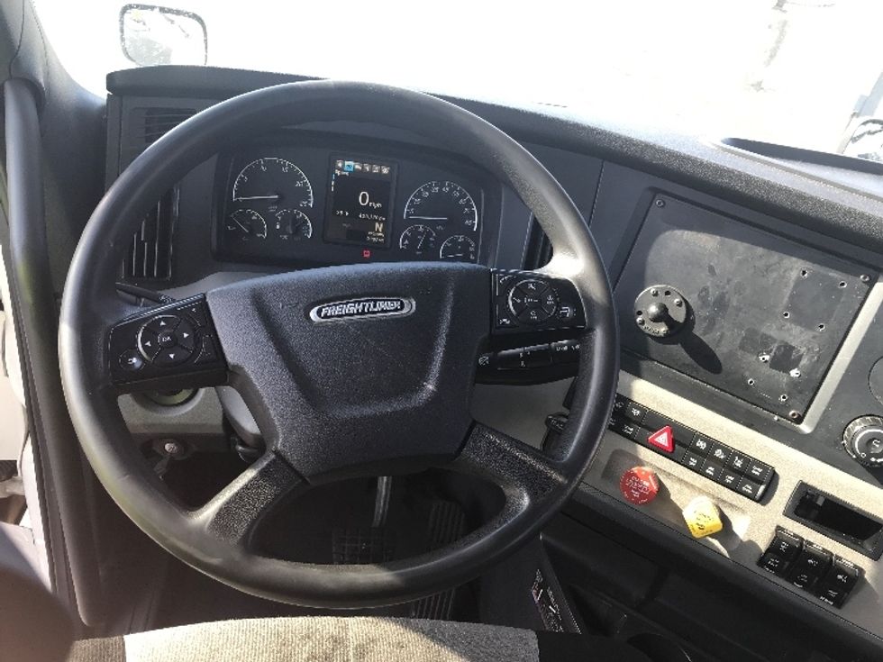Day Cab Tractor-Heavy Duty Tractors-Freightliner-2020-T12664ST-Allentown-PA-425,120\n\t\tmiles-$ 59,250 - Image 11