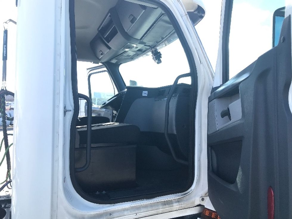 Day Cab Tractor-Heavy Duty Tractors-Freightliner-2020-T12664ST-Allentown-PA-425,120\n\t\tmiles-$ 59,250 - Image 12